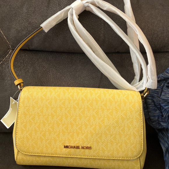 MK Jet Set Collection Item in Daisy 🌼 Yellow Crossbody - Picture 1 of 6